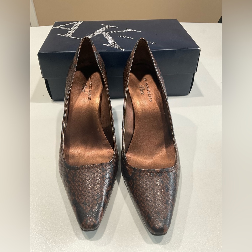 ☀️☀️☀️Anne Klein Women’s Brown Faux Snake Leather Slip-On 3” Heels, Size 8M